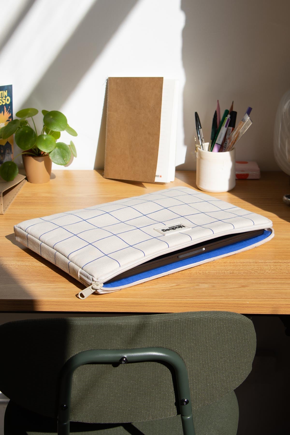 Ava Computer Case – Off-White/Blue Check