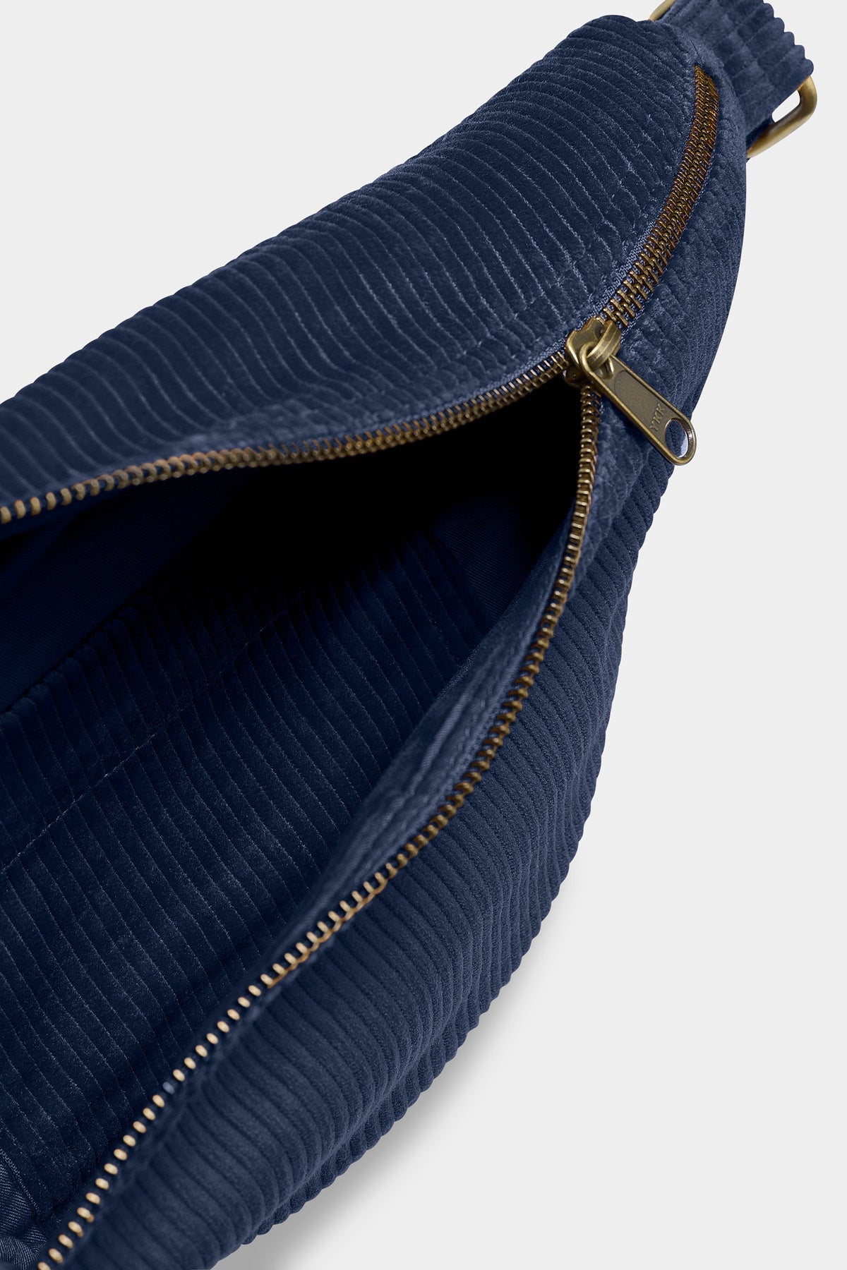 L Sasha fanny pack in navy corduroy